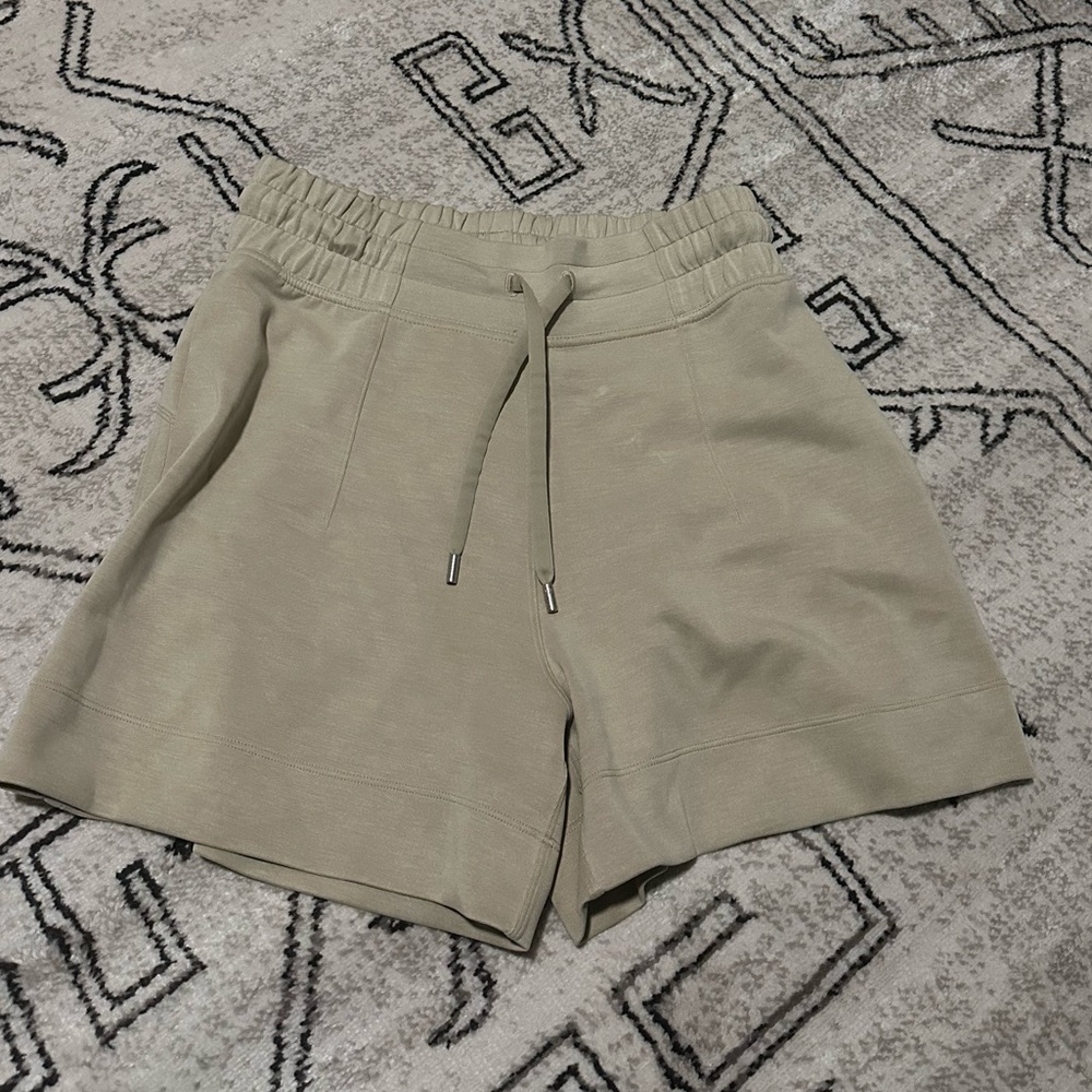 NWOT lululemon high tie shorts. Size 6.